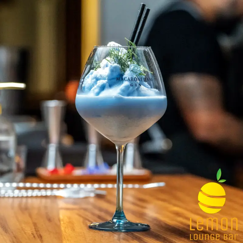 Organic House Cocktail: Macaronesian gin, coconut cream, citrus syrup, lime juice, spirulina (also available without alcohol)