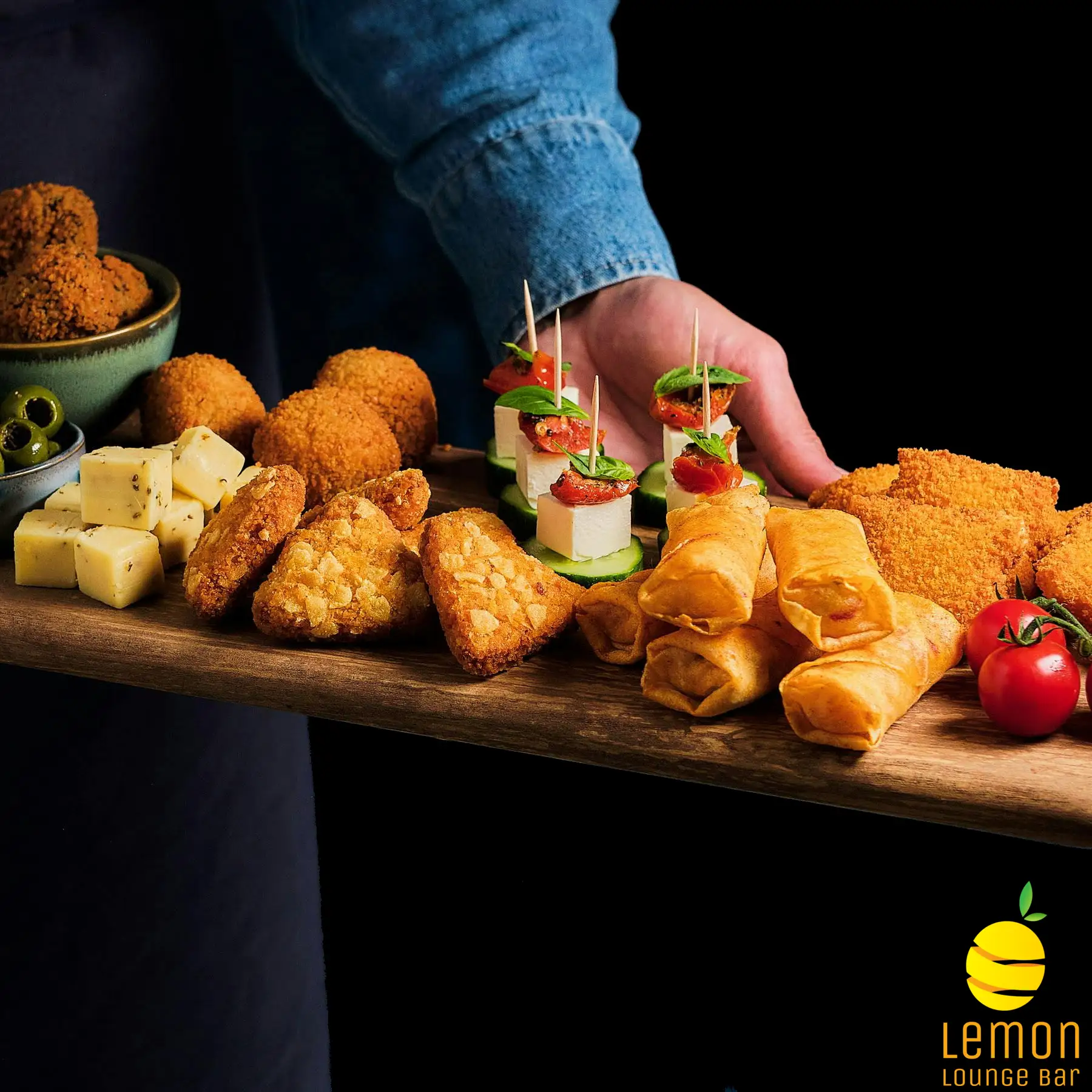 Bitterballen, Hotshots, Käsefinger, cheddar jalapeño peppers, Chicken Nuggets, crispy gambas, Käseauswahl, Oliven, Kirschtomaten