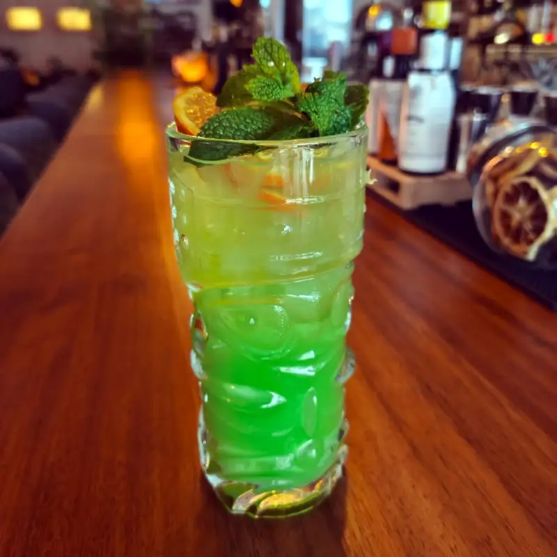 Blue Curacao, Wodka, weißer Rum, Melonenlikör, Orangensaft, Ananassaft