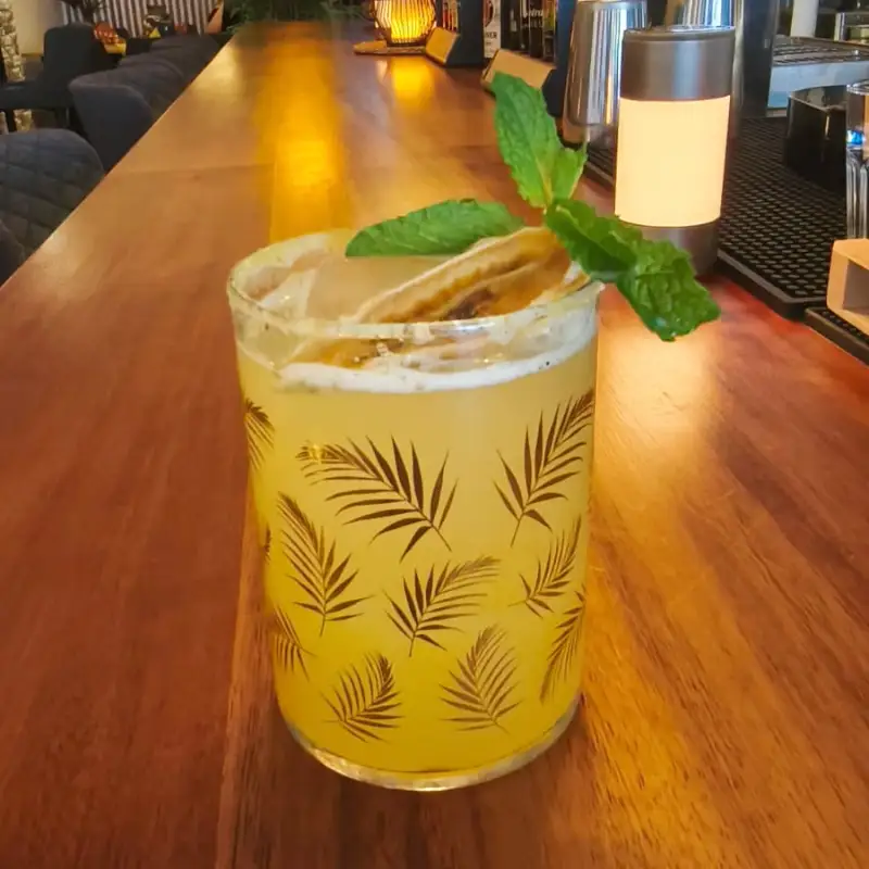 Hauscocktail: Weißer Rum, Mangopüree, Zitronensaft, Vanillesirup, Tonic